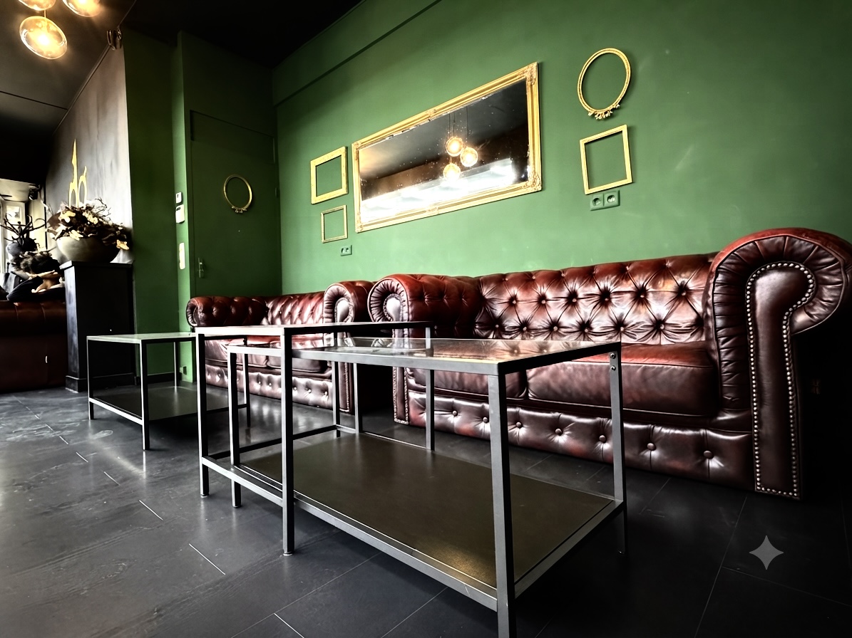 Chesterfield lounge with gold mirrors in the barbershop